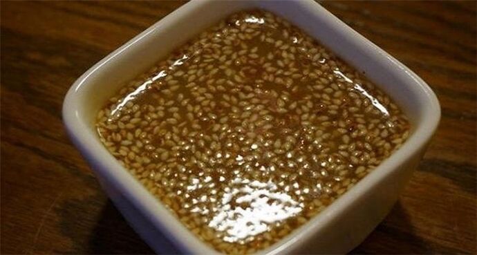 Honey with sesame seeds for enhanced benefits